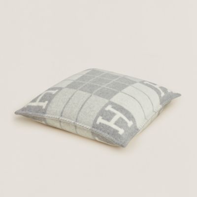 ホームテキスタイル：プレード、クッション、カシミヤ | Hermès